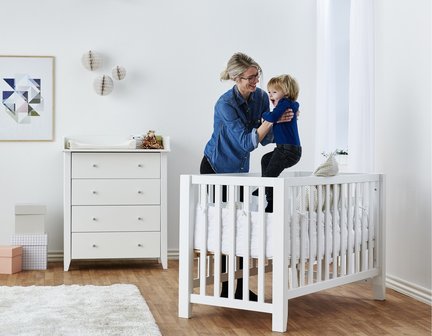 Koel Noodlottig regel Hoppekids Anton babyledikant en bedbank 60x120 grenen wit -  Kinderbeddenstore